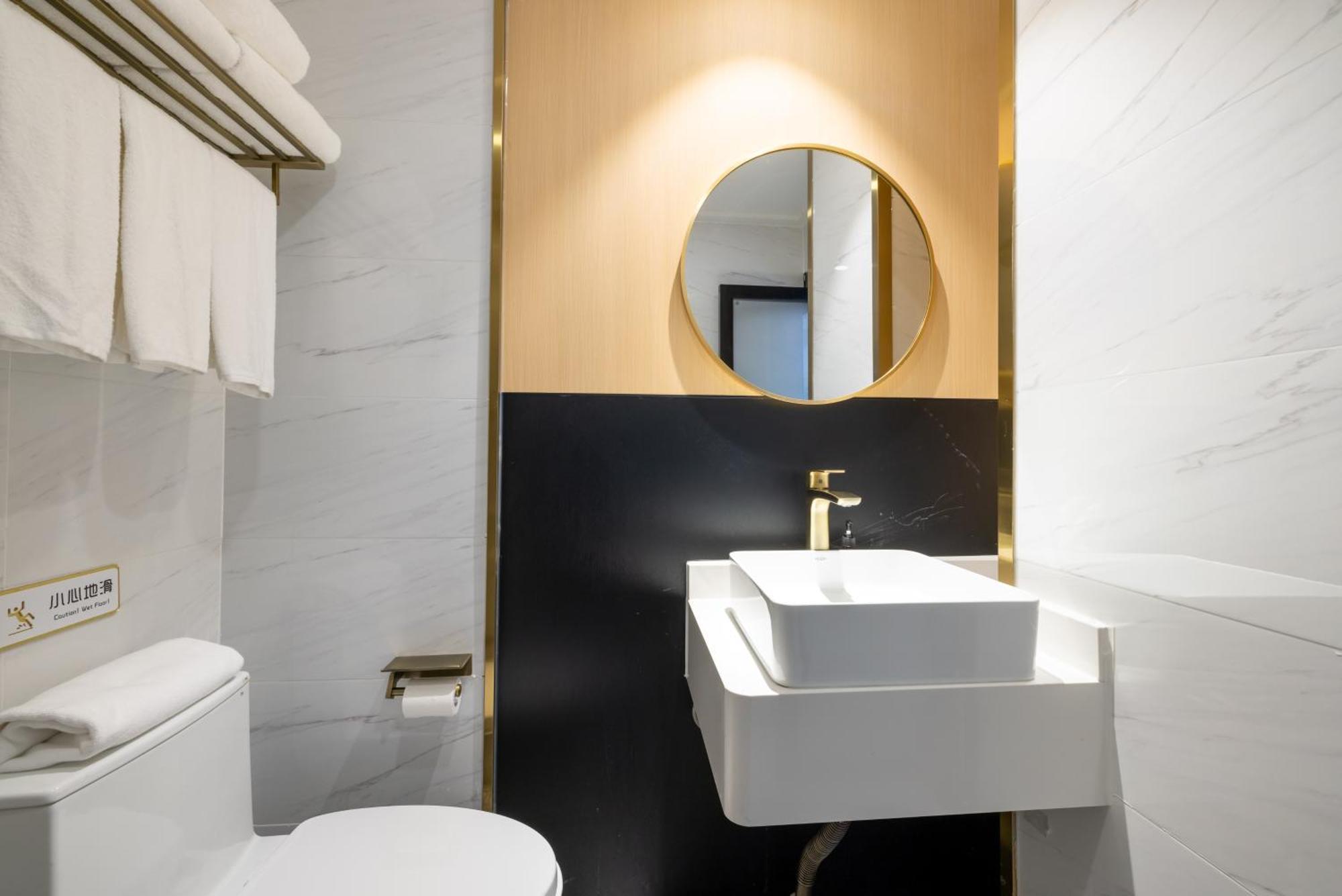 East Sacred Hotel--Very Near Beijing Tiananmen Square ,The Forbidden City,The Temple Of Heaven ,3 Minutes' Walk To Wangfujing Subway ,Located In The Center Of Beijing, Many Shopping Malls Around,Newly Renovated Hotel-Able To Receive Foreign Guests Екстер'єр фото