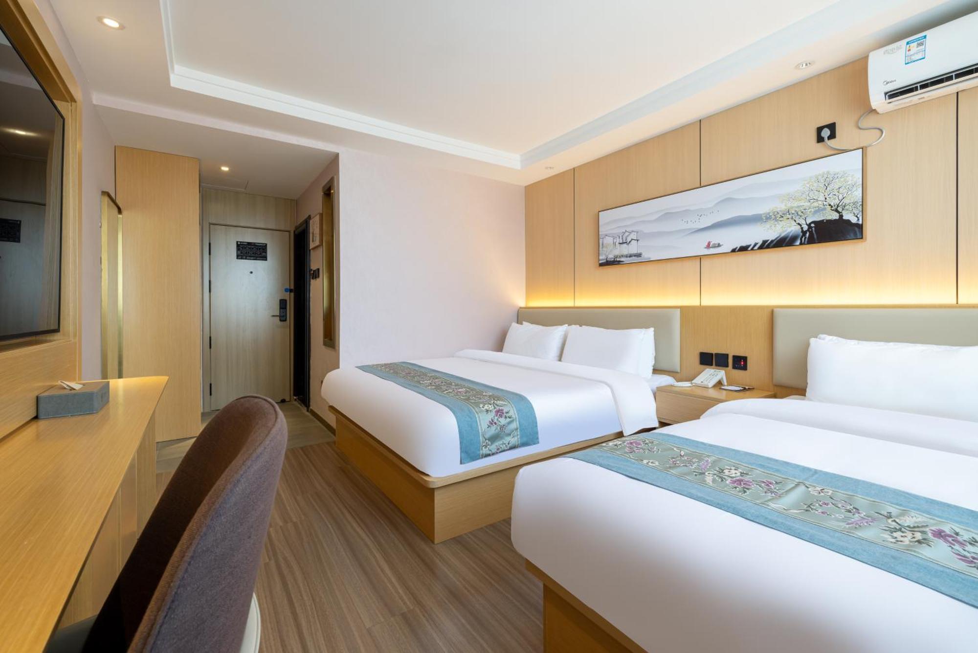 East Sacred Hotel--Very Near Beijing Tiananmen Square ,The Forbidden City,The Temple Of Heaven ,3 Minutes' Walk To Wangfujing Subway ,Located In The Center Of Beijing, Many Shopping Malls Around,Newly Renovated Hotel-Able To Receive Foreign Guests Екстер'єр фото